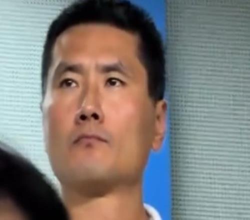 邵佳一现场观战浙江队vs云南玉昆，时不时与团队成员热聊 - 开云体育首页（封面配图）